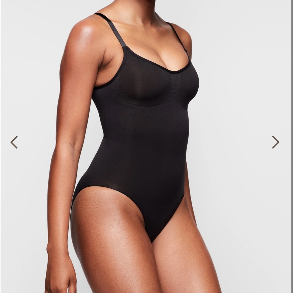 SKIMS SCULPTING BODYSUIT W. SNAPS